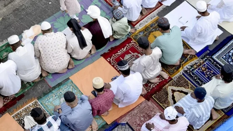 পর পর তিন জুমা না পড়লে কী হবে?